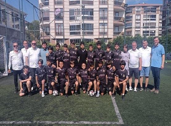 U 13 Ligi B grubu Şampiyonu Kupasını Aldı 