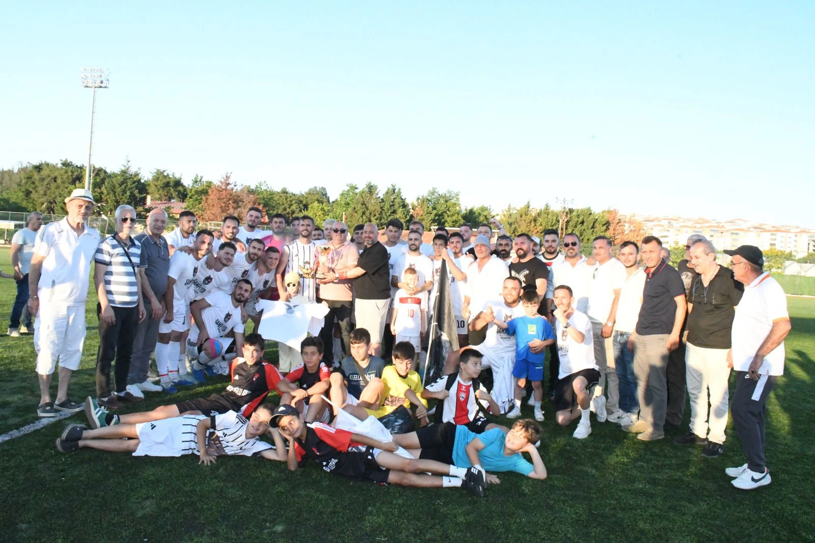 2.Amatör Küme Play Off Şampiyonu Kupasını Aldı 