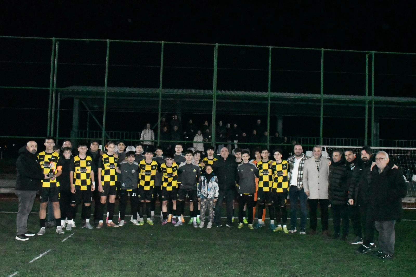 U 15 Ligi B Grubu Şampiyonu Kupasını Aldı