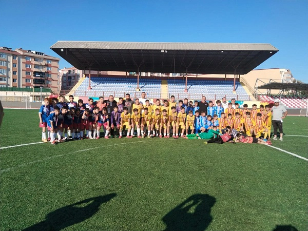 U 12 Minikler Şenliği Ligi Takımlarımız Madalyalarını Aldı 